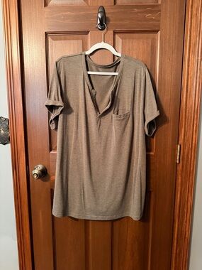 Relaxed Short Sleeve V-Neck Pocket Tee in Earthy Drab Green
